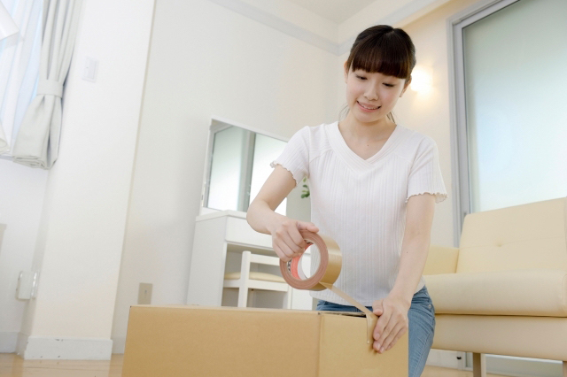 引越し準備をしているママ