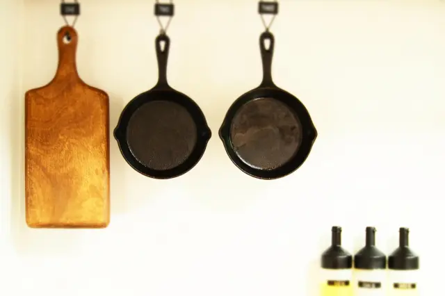 一人暮らしでまず買うべきおすすめ調理器具はフライパン!使いやすいサイズや素材の選び方