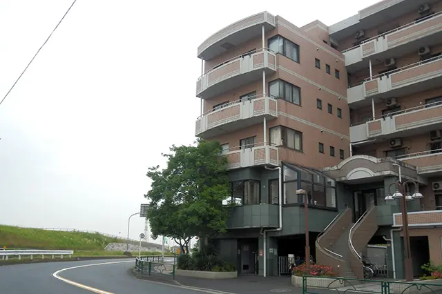 江戸川河川敷近くのマンション