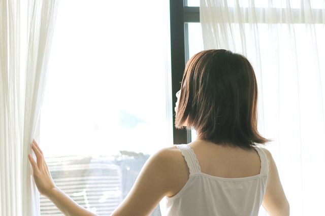 太陽を見る女性