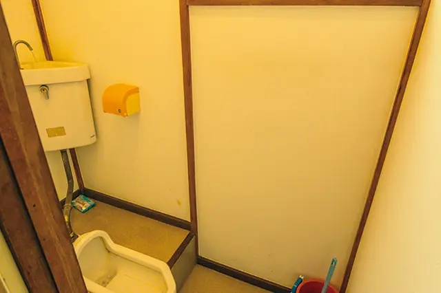 和式トイレは共同。ただし同フロアには2部屋しかなく、もう1人の住人とは生活時間帯も被らないので、さほど気にならない