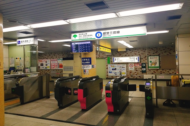 志村坂上駅A1・A2出口方面の改札口