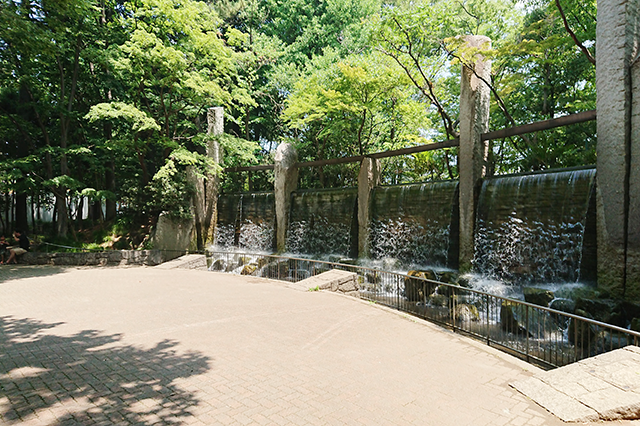 公園内の滝