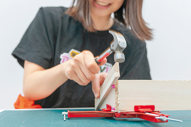 とんかちを振り下ろしている様子