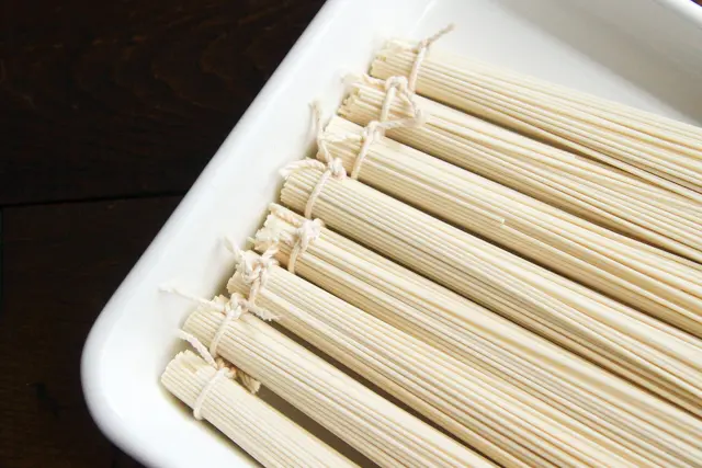 七夕レシピ「天の川そうめん」をきれいに盛りつけるコツ:そうめんを小束に分け、端をタコ糸でしばることで湯の中でそうめんがバラけずきれいに盛り付けられる!