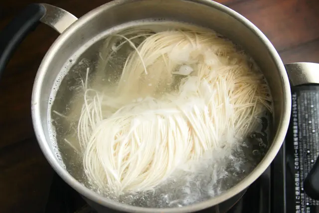 七夕レシピ「天の川そうめん」の作り方:たっぷりのお湯でそうめんをゆでる