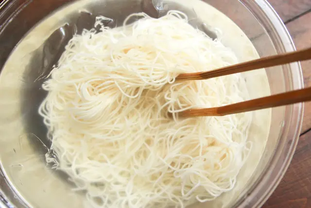 七夕レシピ「天の川そうめん」の作り方::そうめんを冷水にさらす
