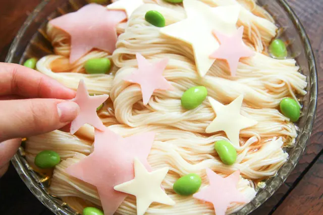 七夕レシピ「天の川そうめん」の作り方:盛りつけたそうめんの上に、ハム、チーズ、枝豆を飾りつける