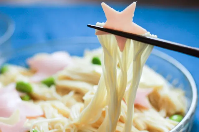 天の川そうめんを箸で持ち上げた様子