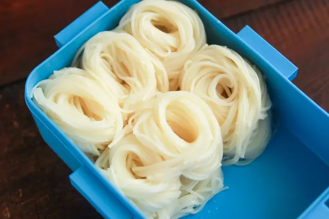 お弁当にそうめんを盛り付け