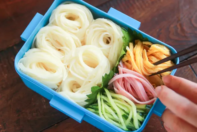 お弁当箱に具材を盛り付ける