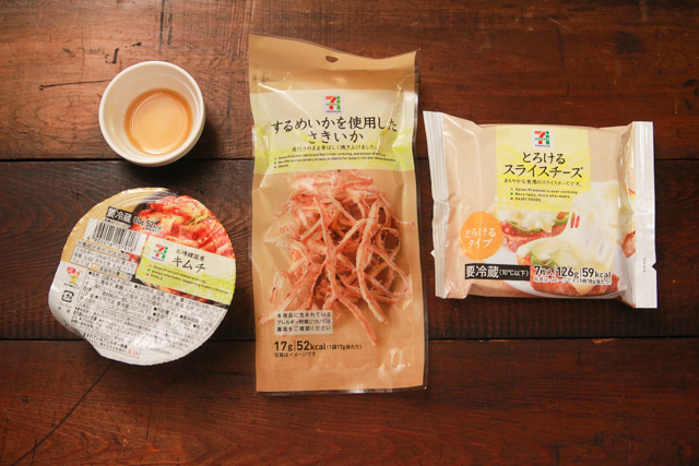 ビールに合う絶品おつまみ・キムチチーズさきいかの材料:さきいか、キムチ、とろけるチーズ、ごま油