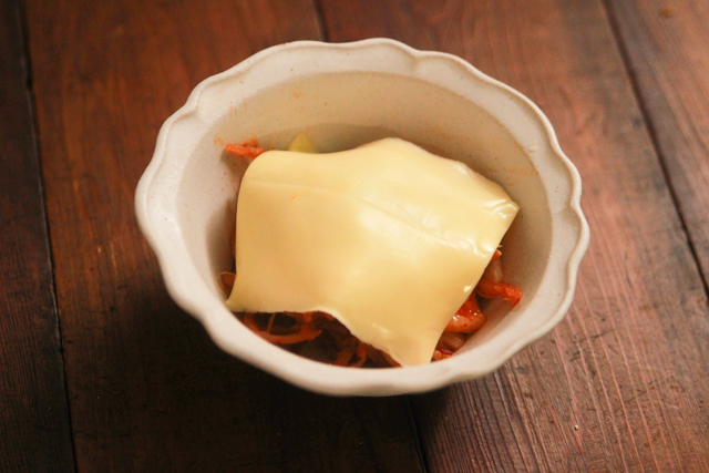 器にとろけるチーズをのせる