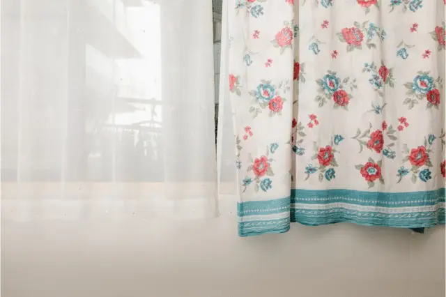 室内から見たカーテン