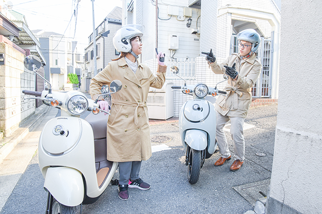 バイク置き場がある物件の前で会話する綱島と木村