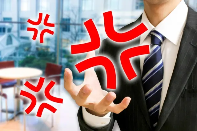 職場のストレスでいらいらしている男性