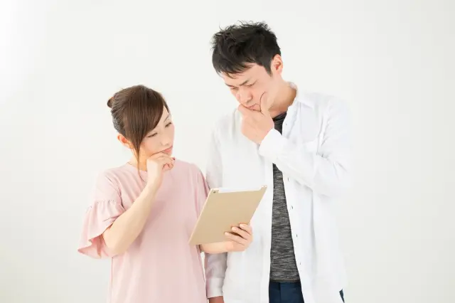 話し合うカップル