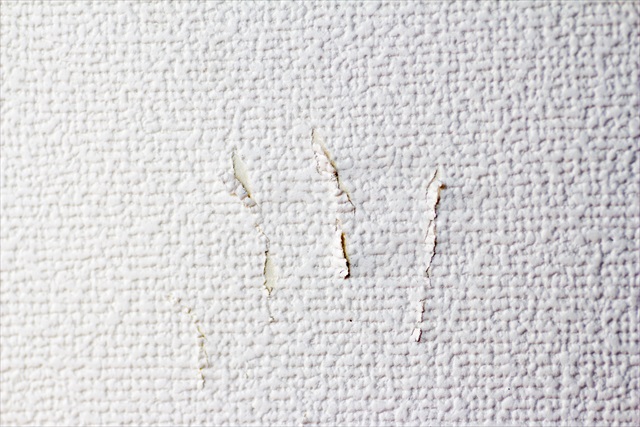 賃貸の壁紙にひっかき傷 汚れがついた場合 修繕費は 相場や簡単な汚れの予防法 Chintai情報局 賃貸の壁紙にひっかき傷 汚れがついた場合 修繕費は 相場や簡単な汚れの予防法 Chintai情報局