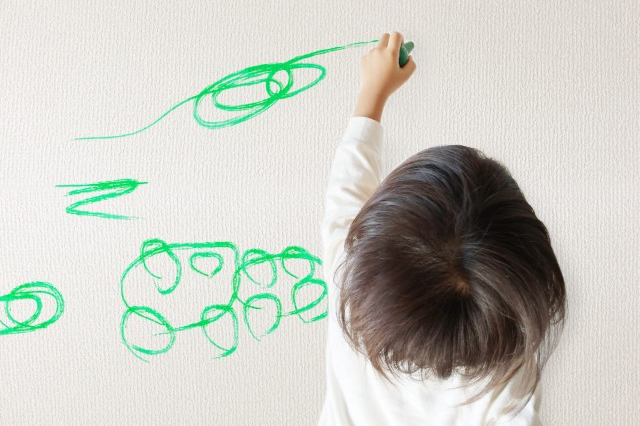 壁や床についてしまった子供の落書きやシールの跡を消す方法 隠す方法をご紹介 Chintai情報局