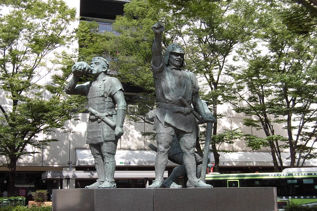 浦和駅西口の武者群像