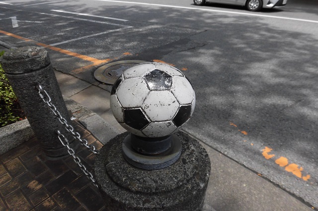 浦和駅周辺のサッカーボールオブジェ
