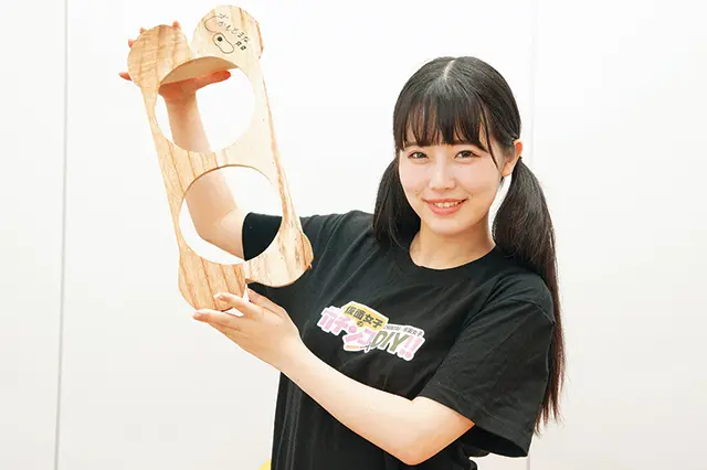 完成した犬用食器スタンドを持ってよろこぶ坂本舞菜さん