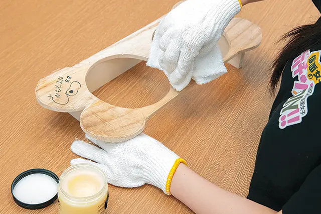 蜜蝋ワックスを塗る様子