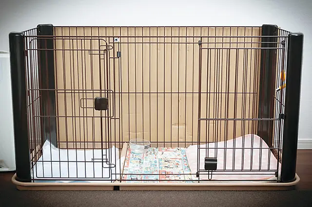 あずきのケージ。トイレと部屋を仕切りで分けられるようになっているところがきれい好きな柴犬にピッタリで、購入