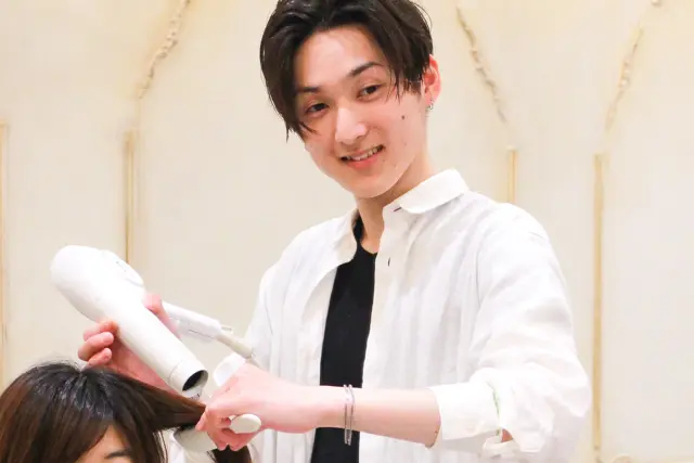 表参道の美容室・「ROI」デザイナーの関田さんがブローする様子