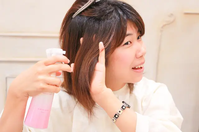 ヘアミストを髪につける木村