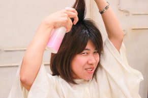 ヘアミストをつむじに吹きかける木村