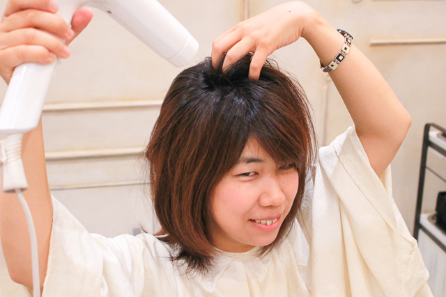 つむじにドライヤーをあてる木村