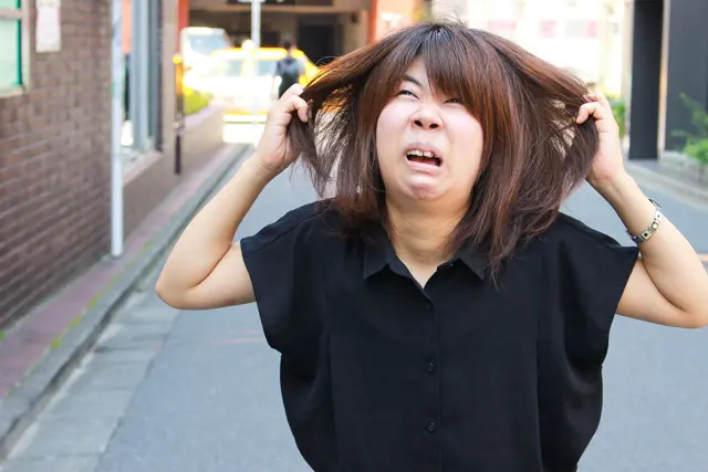 ゴワゴワの髪をつかみ嘆き悲しむCHINTAI編集部・木村