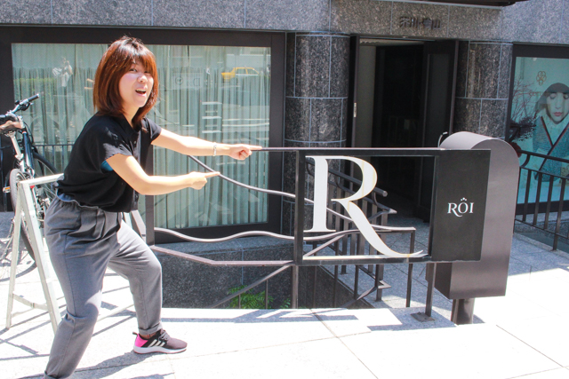 表参道の美容室・「ROI」を指さす木村
