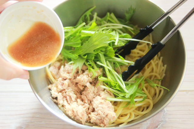 ツナと水菜のパスタに塩レモンパスタソースをかける