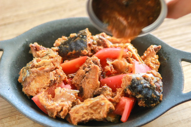 さばのトマトチーズ蒸しの作り方:サバ缶の汁を混ぜる