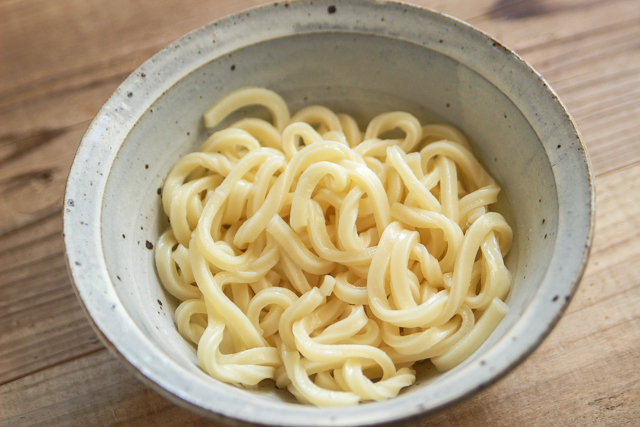 さばカレーうどんの作り方:うどんを電子レンジで温める