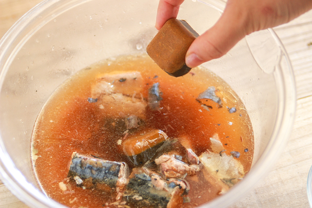 さばカレーうどんの作り方:サバ缶、調味料をボウルに合わせる