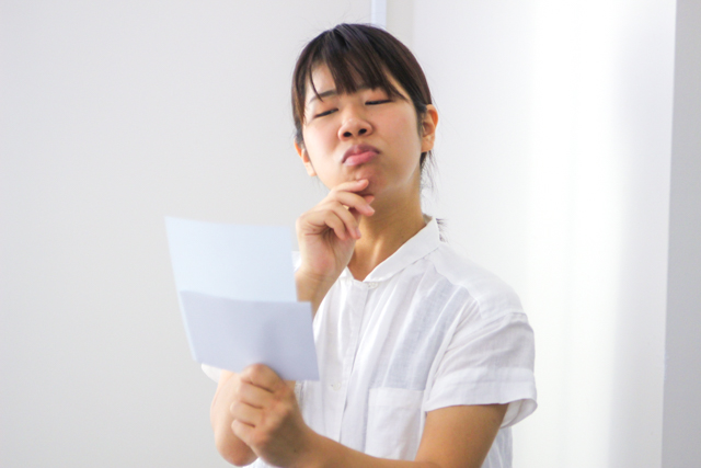 手紙を読む木村