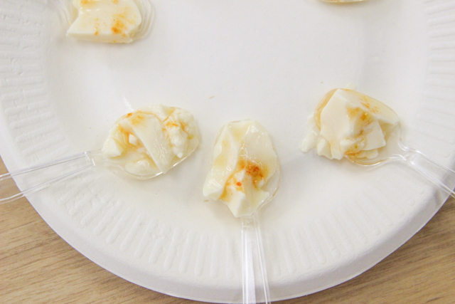 「かんずり和風激辛ソース雷」を豆腐にかけて試食する