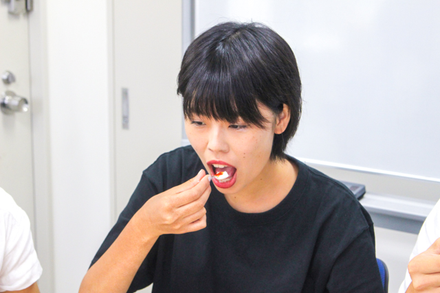 試食する中山