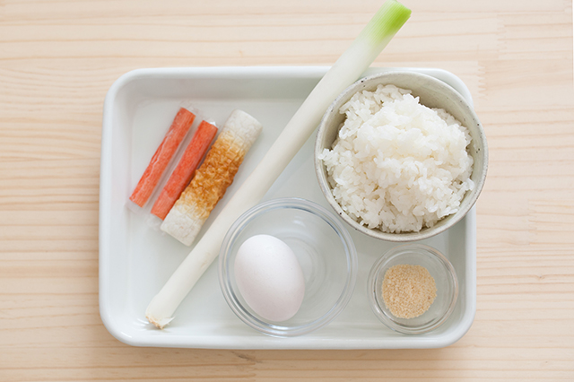 レンチンチャーハンの材料:ごはん、卵、ちくわ、カニカマ、ねぎ、中華風顆粒だし