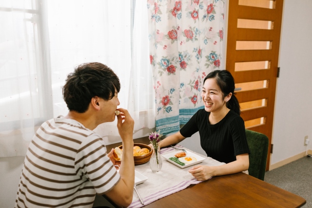 恋人を招いて料理を楽しんだり、一緒に食卓を囲めるのは一人暮らしならでは