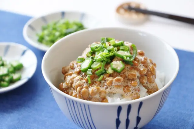お茶碗に入った納豆ご飯