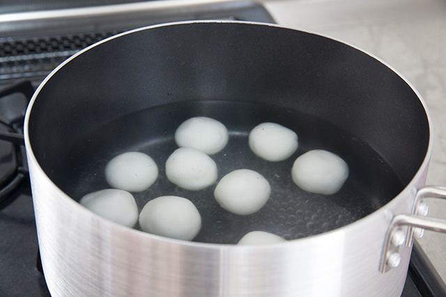 月見団子の作り方：熱湯で10分ほど茹でる
