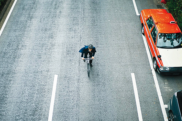 自転車通勤中の男性