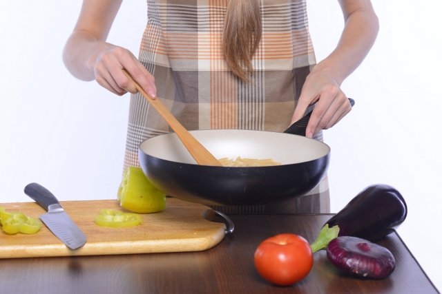 狭いキッチンでは、調理器具は最低限に