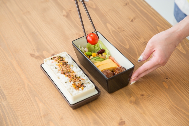 お弁当を作ったり週末に作り置きすれば、食費の大幅な節約に!