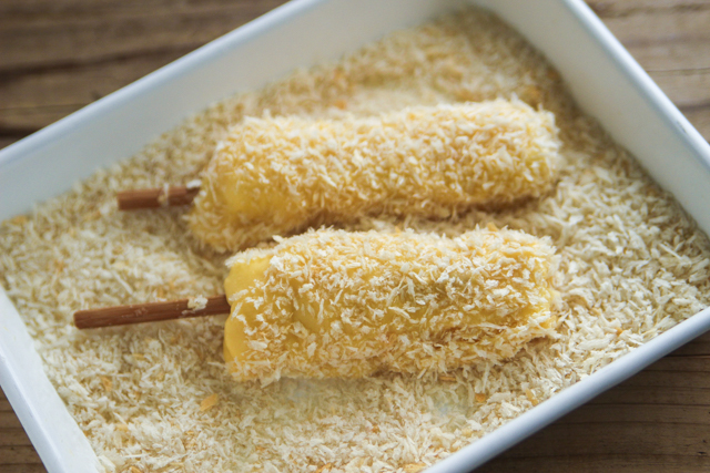 生地をまんべんなくまとわせ、パン粉をまとわせる
