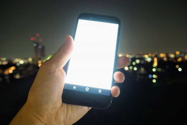 ついついスマホに夢中になってしまいがちだが、夜道では特に注意!